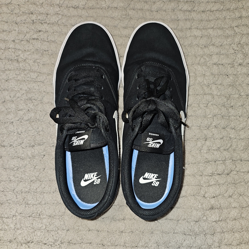 Nike Mens Black and White Sneakers - Picture 2 of 3